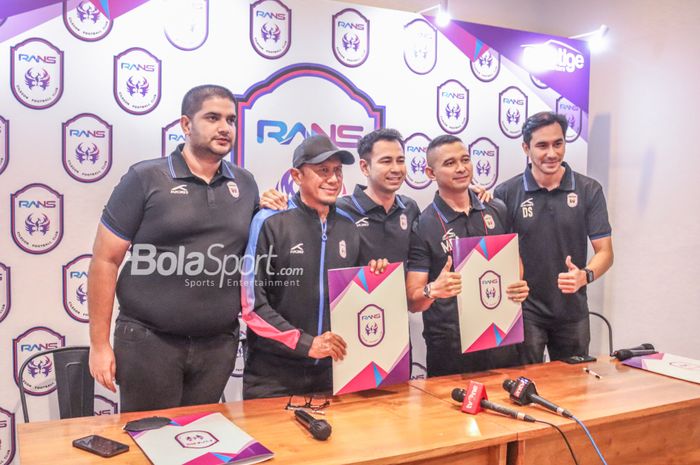 Raffi Ahmad beserta jajaran manajemen RANS Cilegon FC meresmikan Rahmad Darmawan sebagai pelatih barunya di Nims Kaffe, Melawai, Jakarta, 11 April 2022.