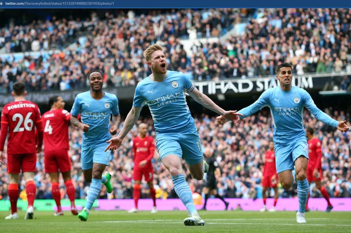 Selebrasi Kevin De Bruyne usai mencetak gol pembuka bagi Manchester City dalam laga kontra Liverpool di Etihad Stadium, Minggu (10/4/2022).