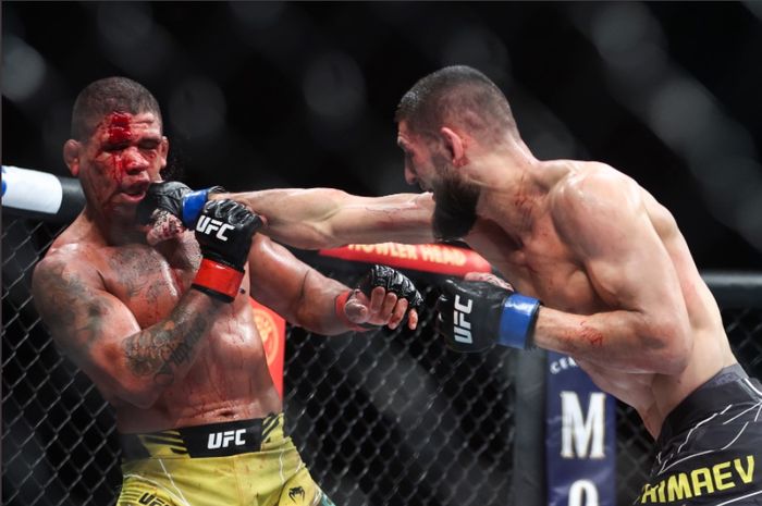 Gilbert Burns (kiri) saat dijotos oleh Khamzat Chimaev (kanan) dalam sebuah pertarungan yang berlangsung pada UFC 273 di Vystar Veterans Memorial Arena, Jacksonville, Florida, AS, Minggu (10/4/2022),.