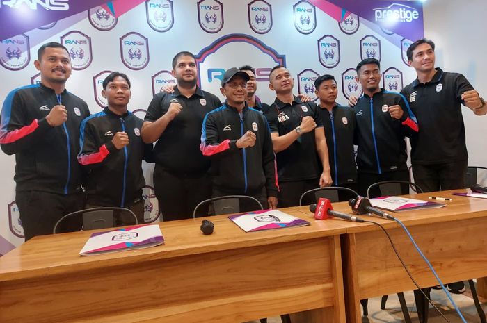 Manajemen RANS Cilegon FC resmi memperkenalkan pelatih Rahmad Darmawan, di Nim's Kaffe, Melawai, Jakarta Selatan, Senin (11/4/2022).