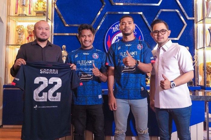 Sesi pengenalan tiga pemain baru Arema FC, Hanis Sagara, Hasyim Kipuw dan Ilham Udin Armaiyn, Senin (11/4/2022)