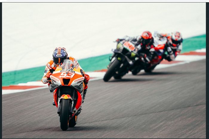 Marc Marquez, saat sedang memimpin setelah berduel dengan Fabio Quartararo dan Jorge Martin pada MotoGP Americas 2022, Minggu (10/4/2022).