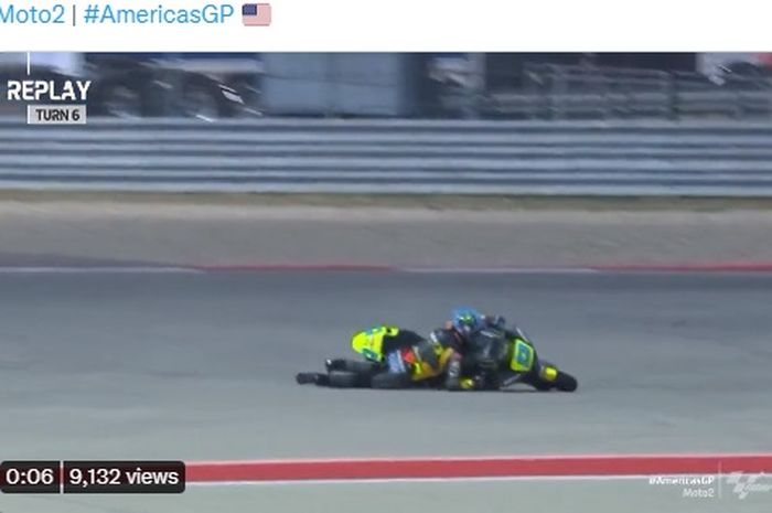 Momen murid Valentino Rossi, Celestino Vietti, terjatuh dari motornya pada Moto2 Amerika 2022, Minggu malam (10/4/2022) WIB.