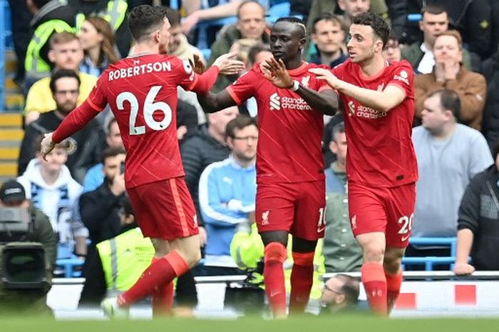 Sadio Mane (tengah) merayakan golnya dalam duel Liga Inggris antara Manchester City vs Liverpool di Etihad Stadium, Minggu (10/4/2022).