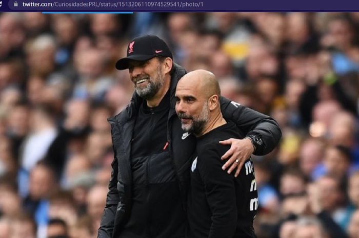 Pelatih Liverpool, Juergen Klopp (kiri), bersama pelatih Manchester City, Pep Guardiola, usai duel pekan ke-32 Liga Inggris 2021-2022 di Stadion Etihad pada Minggu (10/4/2022).