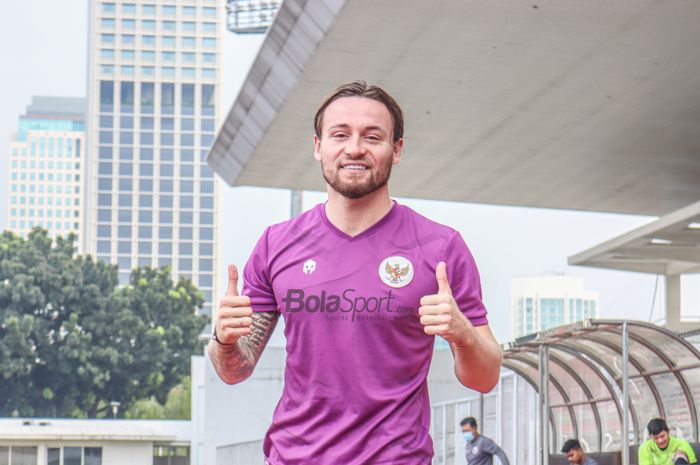 Pemain naturalisasi Indonesia asal Belanda, Marc Klok, nampak berpose di Stadion Madya, Senayan, Jakarta, 12 April 2022.