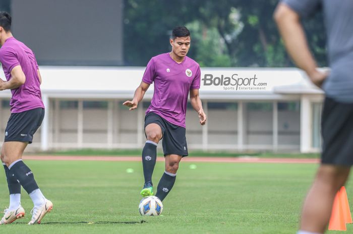 Bek timnas U-23 Indonesia, Fachruddin Aryanto, sedang menguasai bola dalam sesi latihan di Stadion Madya, Senayan, Jakarta, 12 April 2022.