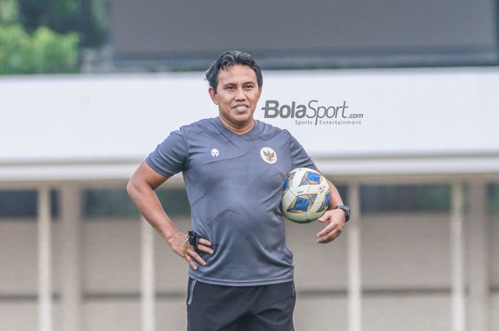 Asisten pelatih timnas U-23 Indonesia, Bima Sakti, nampak sumringah saat memantau para pemainnya berlatih di Stadion Madya, Senayan, Jakarta, 12 April 2022.