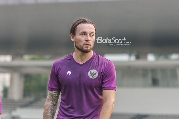 Pemain naturalisasi Indonesia asal Belanda, Marc Klok, nampak berlatih di Stadion Madya, Senayan, Jakarta, 12 April 2022.