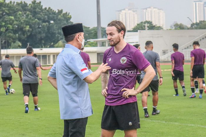 Ketua Umum PSSI, Mochamad Iriawan (kiri), sedang berkomunikasi dengan Marc Klok (kanan) dalam latihan di Stadion Madya, Senayan, Jakarta, 12 April 2022.