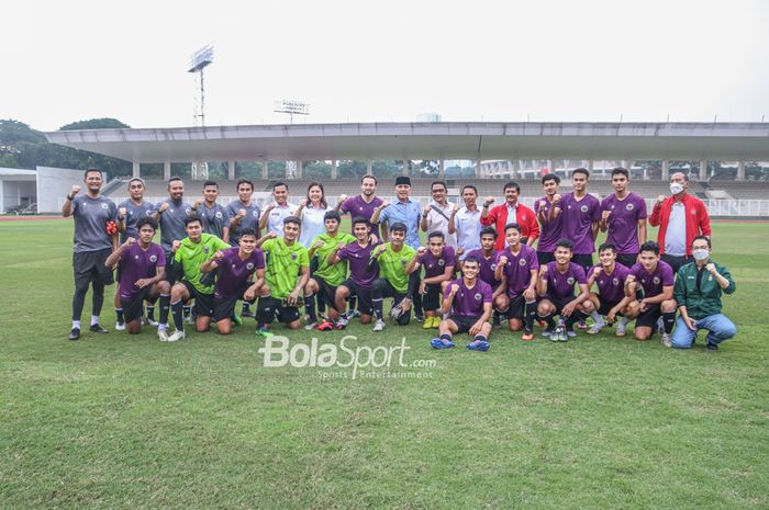 Ketua Umum PSSI, Mochamad Iriawan, sedang berfoto bersama skuat timnas U-23 Indonesia (skuad timnas U-23 Indonesia) di Stadion Madya, Senayan, Jakarta, 12 April 2022.