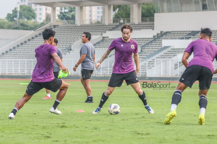 Marc Klok sedang menguasai bola dalam latihannya bersama timnas U-23 Indonesia di Stadion Madya, Senayan, Jakarta, 12 April 2022.