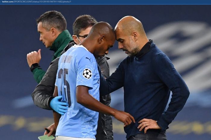 Fernandinho dan Pep Guardiola dalam satu momen pertandingan di Liga Champions.