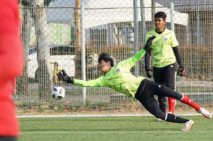 Timnas U-19 Indonesia melakukan persiapan sebelum laga uji coba terakhir melawan Tim B Senior Degu FC.