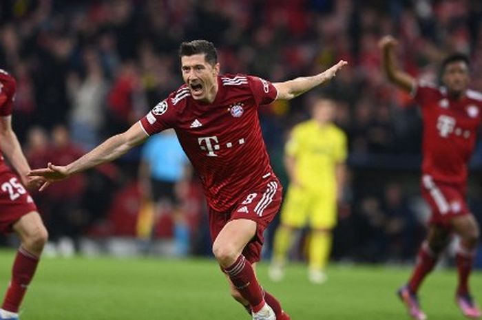 Striker Bayern Muenchen, Robert Lewandowski, merayakan gol yang dicetaknya ke gawang Villarreal dalam laga leg kedua perempat final Liga Champions, Selasa (12/4/2022) di Stadion Allianz Arena. 