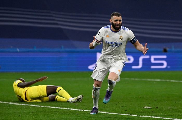 Karim Benzema melakukan selebrasi usai menjebol gawang Chelsea di menit tambahan waktu dan membuat Real Madrid unggul agregat 5-4 meski harus takluk 2-3 pada leg kedua perempat final Liga Champions 2021-2022.