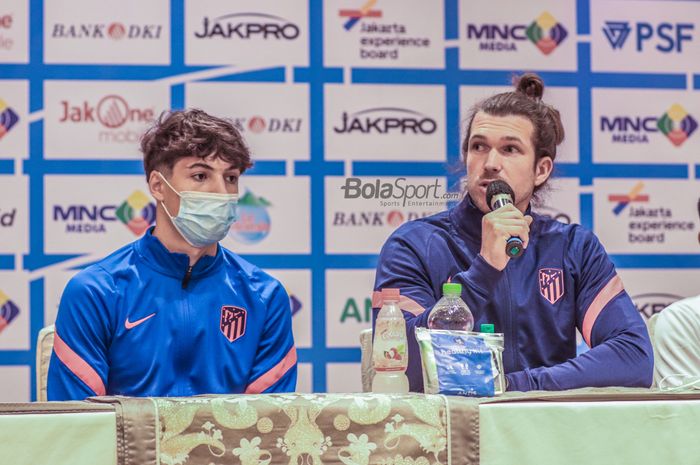 Asisten pelatih Atletico Madrid U-18, Bojan Galan (kanan), sedang memberikan keterangan kepada  awak media dan ditemani sang pemain bernama Pablo Pozos (kiri) di Hotel Shangri-La, Jakarta, 12 April 2022.