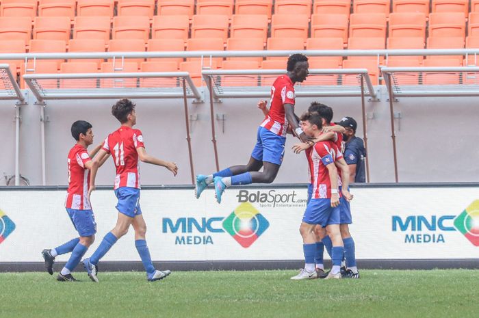 Sejumlah pemain Atletico Madrid U-18 merayakan gol di Jakarta Internasional Stadium (JIS), Jakarta Utara, 13 April 2022.