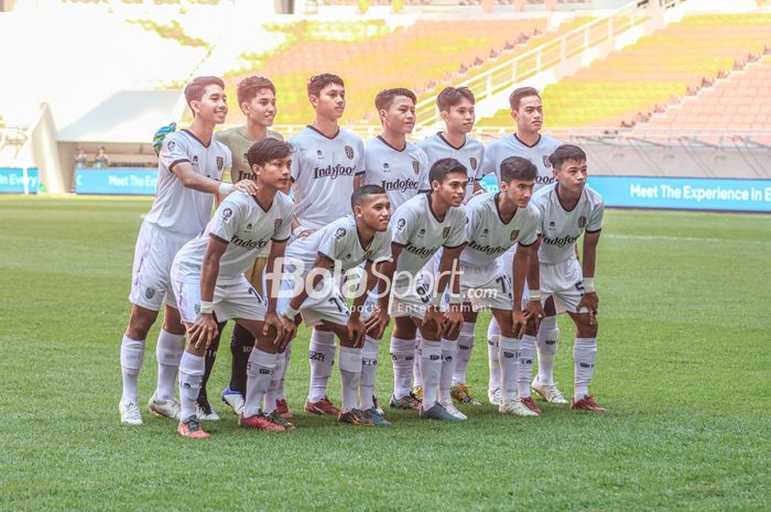 Skuat Bali United U-18 (skuad Bali United U-18) sedang sesi foto tim saat berlaga di Jakarta Internasional Stadium, Jakarta Utara, 13 April 2022.