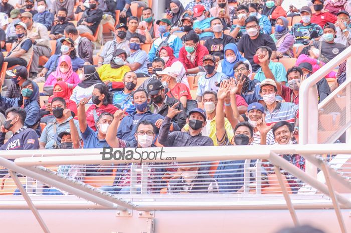 Suasana tamu undangan di Jakarta Internasional Stadium, Jakarta Utara, 13 April 2022.