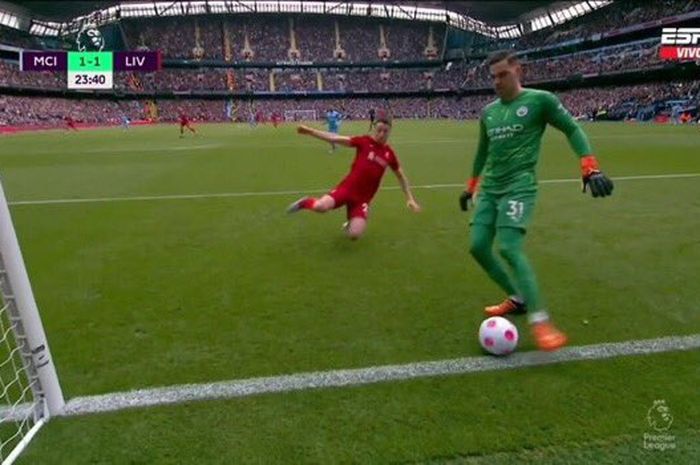 Aksi nekat kiper Manchester City, Ederson, yang nyaris menjadi blunder konyol pada pekan ke-23 Liga Inggris dalam laga melawan Liverpool di Stadion Etihad, Minggu (10/4/2022). 