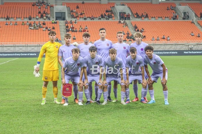 Skuat Barcelona U-18 (skuad Barcelona U-18) sedang berfoto tim di Jakarta Internasional Stadium, Jakarta Utara, 13 April 2022.