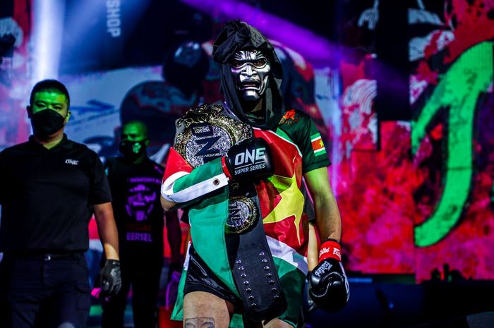 Regian Eersel berjalan mengenakan topeng khasnya jelang menghadapi Islam Murtazaev di ONE Championship: Winter Warriors.