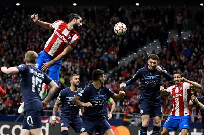 Pemain Atletico Madrid, Felipe (atas), menyundul bola ke gawang Manchester City dalam duel Liga Champions di Wanda Metropolitano, Madrid (13/4/2022).