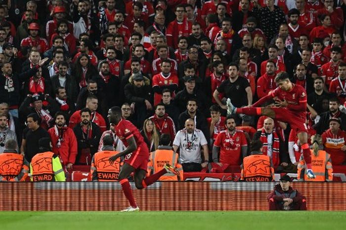 Ibrahima Konate (kiri) merayakan gol untuk Liverpool ke gawang Benfica dalam partai Liga Champions di Anfield (13/4/2022).