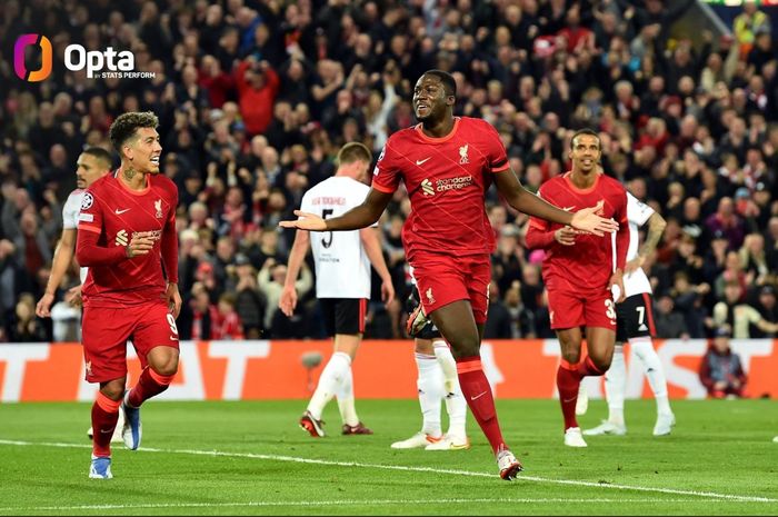 Ibrahima Konate merayakan gol untuk Liverpool ke gawang Benfica dalam partai Liga Champions di Anfield (13/4/2022).