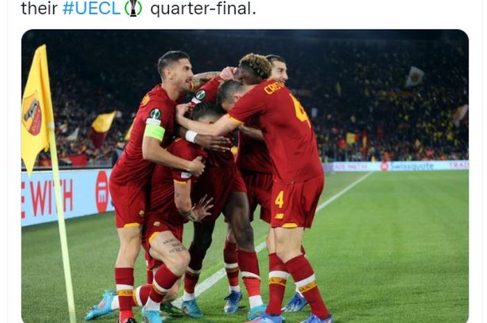 Para pemain AS Roma merayakan gol ke gawang Bodo/Glimt dalam partai UEFA Conference League di Olimpico, Roma (14/4/2022).