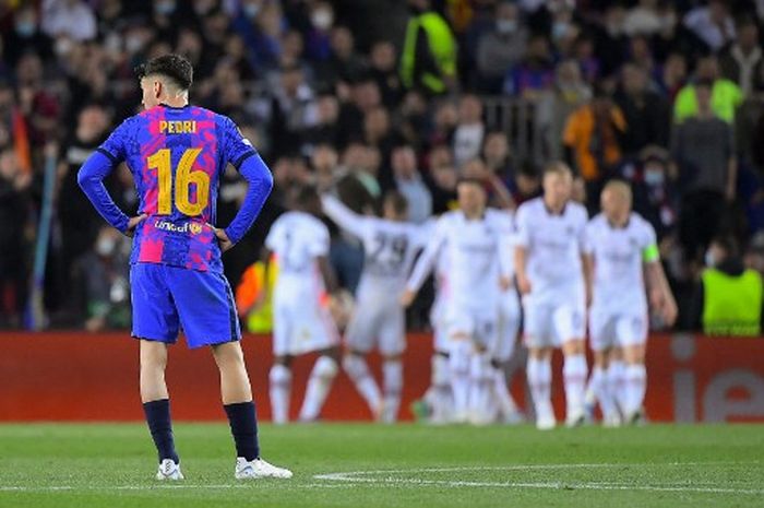 Reaksi gelandang Barcelona, Pedri, saat pemain Eintracht Frankfurt merayakan gol dalam duel Liga Europa di Camp Nou, Barcelona (14/4/2022).