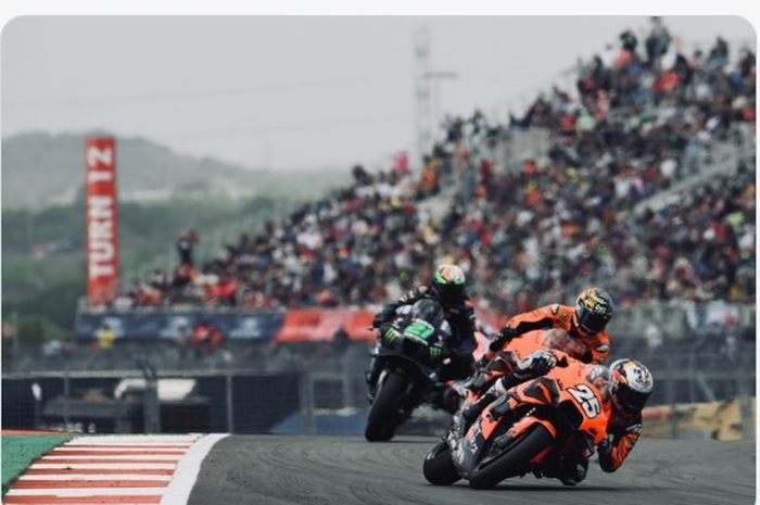 Pembalap KTM Tech3, Remy Gardner (kedua dari depan) menguntit rekan setimnya, Raul Fernandez pada MotoGP Amerika 2022.