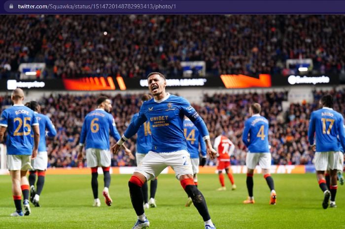 Pemain Rangers, James Tavemier, merayakan gol ke gawang Sporting Braga dalam laga leg kedua perempat final Liga Europa di Stadion Ibrox, Rabu (14/4/2022) waktu setempat