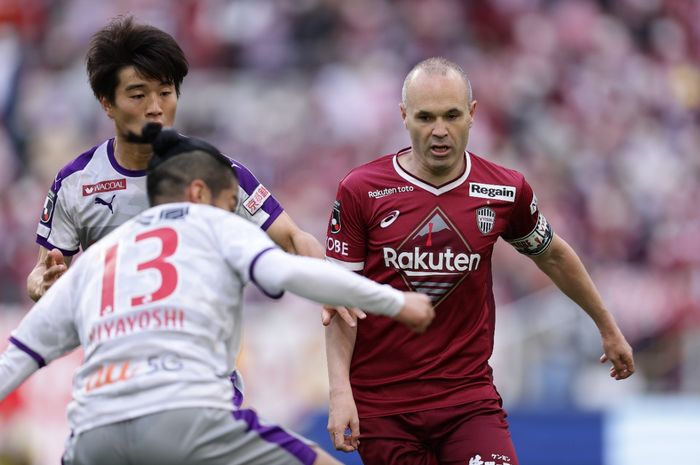 Aksi Andres Iniesta (kanan) saat membela Vissel Kobe dalam Derbi Kansai di Liga Jepang.