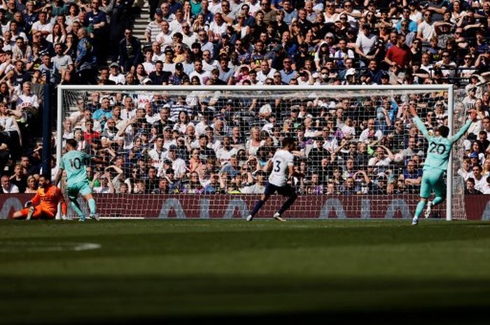 Para pemain Brighton and Hove Albion merayakan gol Leandro Trossard ke gawang Tottenham Hotspur dalam laga Liga Inggris di Stadion Tottenham Hotspur, Sabtu (16/4/2022).