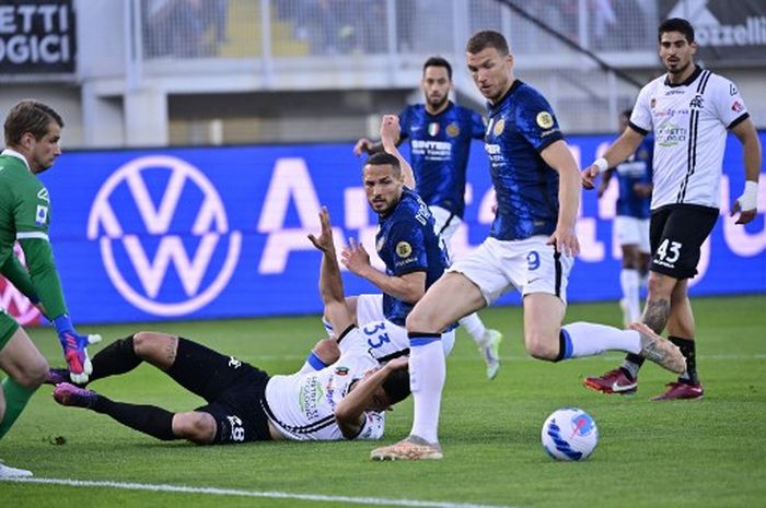 Aksi Edin Dzeko menghadapi peluang dalam duel Liga Italia antara Spezia vs Inter Milan di Stadion Alberto Picco (15/4/2022).