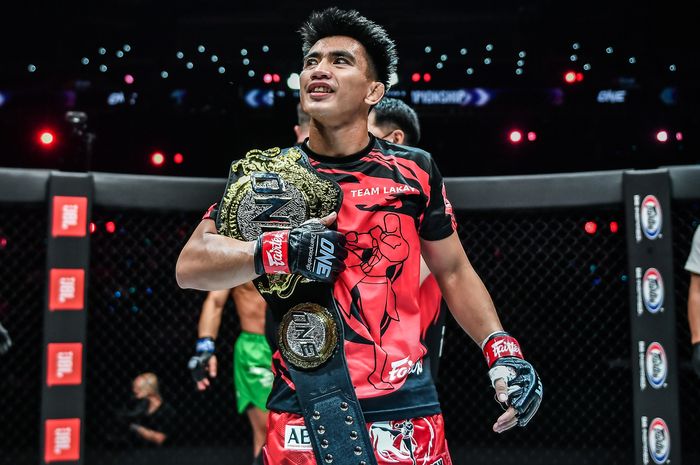 Joshua Pacio mempertahankan sabuk juara kelas jerami usai kalahkan Yosuke Saruta di ONE Championship: Revolution pada 2021.