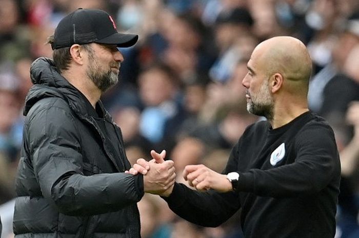 Pelatih Liverpool, Juergen Klopp (kiri), bersalaman dengan pelatih Manchester City, Pep Guardiola, seusai laga Liga Inggris di Stadion Etihad, 10 April 2022.