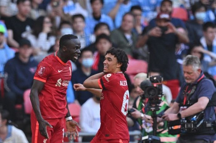 Striker Liverpool, Sadio Mane, merayakan gol bareng Trent Alexander-Arnold dalam laga semifinal Piala FA kontra Manchester City di Stadion Wembley, Sabtu (16/4/2022).