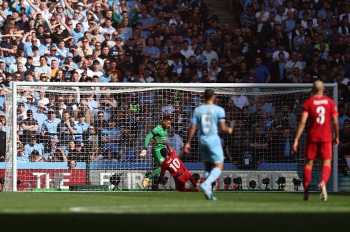 Striker Liverpool, Sadio Mane, mencetak gol ke gawang Manchester City dalam laga semifinal Piala FA di Stadion Wembley, Sabtu (16/4/2022).