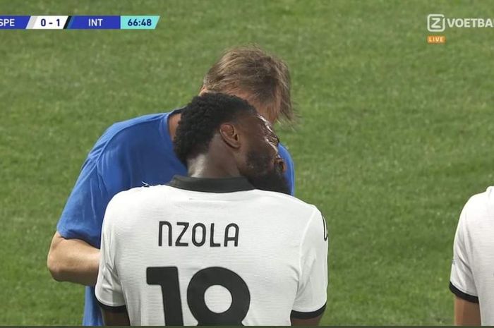 Pemain Spezia, M'Bala Nzola, berusaha mencopot anting dalam duel Liga Italia kontra Inter Milan (15/4/2022).