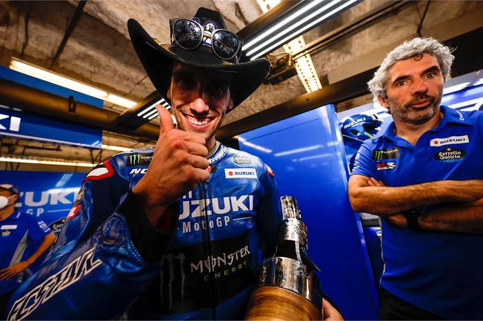 Potret pembalap Suzuki Ecstar, Alex Rins, bersama piala setelah finis kedua pada balapan MotoGP Americas yang digelar di Sirkuit Americas, Austin, Texas, Amerika Serikat, 10 April 2022.