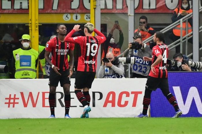 Penyerang AC Milan, Rafael Leao, merayakan gol ke gawang Genoa bersama rekan setimnya dalam laga pekan ke-33 Liga Italia 2021-2022 di Stadion San Siro, Jumat (15/4/2022) waktu setempat.