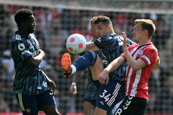 Gelandang Arsenal, Granit Xhaka, berduel dengan gelandang Southampton, James Ward-Prowse, dalam laga Liga Inggris di Stadion St. Mary's, Sabtu (16/4/2022).