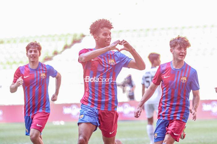 Penyerang Barcelona U-18, Jorge Javier Espinal Diaz (tengah), sedang melakukan selebrasi seusai mencetak satu gol di Jakarta Internasional Stadium, Jakarta Utara, 17 April 2022.