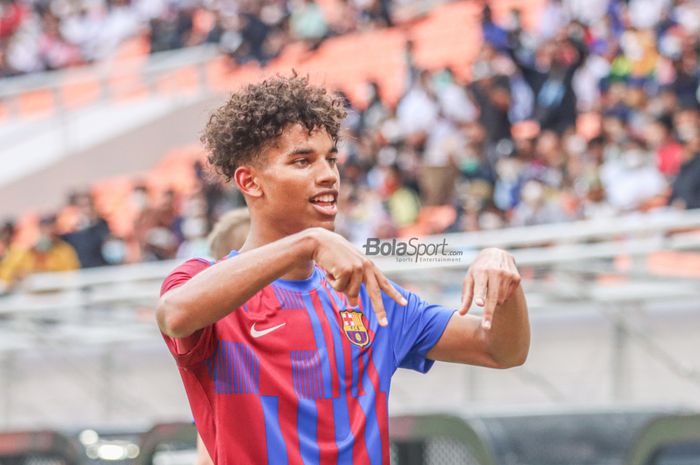 Penyerang Barcelona U-18, Jorge Javier Espinal Diaz, sedang melakukan seleberasi seusai mencetak gol keduanya di Jakarta Internasional Stadium, Jakarta Utara, 17 April 2022.