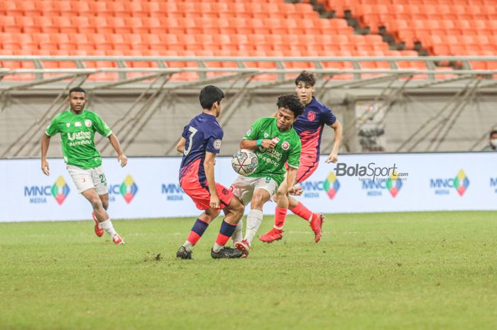 Gelandang Indonesia All Star, Andre Oktaviansyah (kanan), sedang berduel dengan salah satu pemain Atletico Madrid U-18  di Jakarta Internasional Stadium, Jakarta Utara, 17 April 2022.