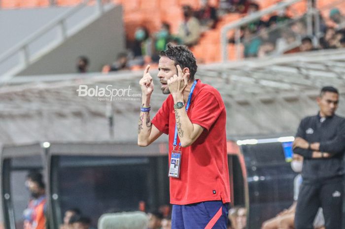 Pelatih Atletico Madrid U-18, Daniel Perez, sedang memberikan intruksi kepada para pemainnya di Jakarta Internasional Stadium, Jakarta Utara, 17 April 2022.