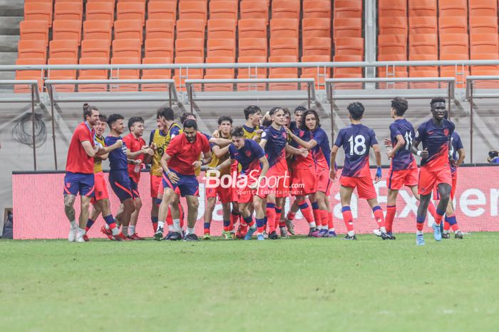 Sejumlah pemain Atletico Madrid U-18 merayakan gol keduanya di Jakarta Internasional Stadium, Jakarta Utara, 17 April 2022.